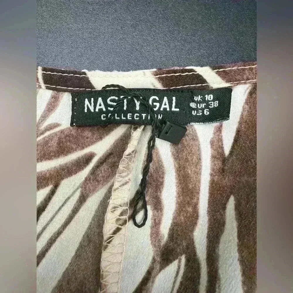 🆕 Nasty Gal Collection V Neck, button up blouse. - Picture 6 of 7